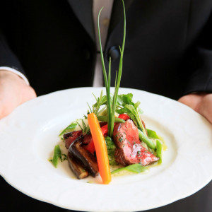 【料理】“近江の恵み”が奏でる美食折衷は
旬の食材を選び、その持ち味を極限まで引き出した至福のコース。ひと皿ごとに想いをのせてゲストへの感謝の気持ちを
表現します|北ビワコホテルグラツィエの写真(47354052)