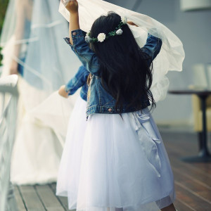 小さなプリンセスに結婚式のお手伝いをしてもらうのも可能です。子どもがもつパワーは、その場にいる全ての人を笑顔にします。無邪気な表情に幸せが何倍にもなります|北ビワコホテルグラツィエの写真(2574791)