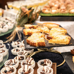 【料理】ゲストと一緒に楽しめるお料理の演出の一つとして「デザートビュッフェ」があります。彩りも華やかで、女性のゲストが特に喜ばれます。そのほか、いろんなビュッフェあり。|北ビワコホテルグラツィエの写真(47354056)