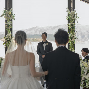 バージンロードの先には未来を誓う新郎が|北ビワコホテルグラツィエの写真(55678948)