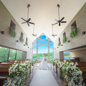 湖と緑に囲まれた絶景ロケーションのチャペルは天井高9m、バージンロードの長さは12m|北ビワコホテルグラツィエの写真(56591306)