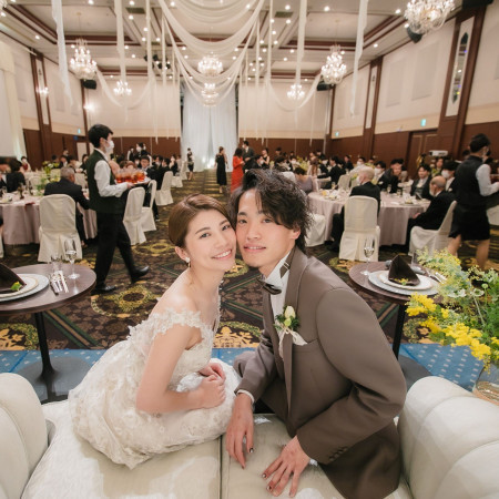 【アレーナ】新郎新婦2人の席はソファ席でゲストとの距離を近く感じてもらうこともできます。運命の1着として選んだドレスは、足元まで美しく見てもらうことができます