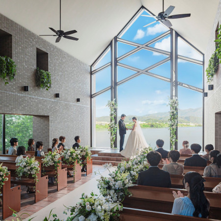 びわ湖一望の独立型チャペル。収容人数がは最大80名様まで可能。