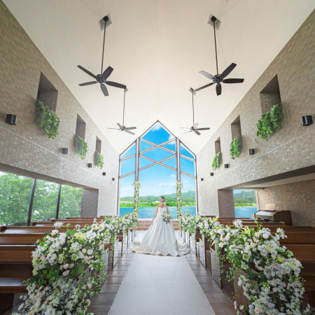 湖と緑に囲まれた絶景ロケーションのチャペルは天井高9m、バージンロードの長さは12m