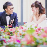 フォトジェニックな中庭で、花々とリラックスした雰囲気のおふたり