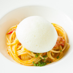 現料理長のスペシャリテ≪雲丹のスパゲッティ≫召し上がるときに、軽やかな泡状のクリームが全体を優しく包み込みます。|リストランテASO (ひらまつウエディング)の写真(18810896)