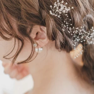 ナチュラルでさりげない生花のヘッドパーツも会場の雰囲気に合います|リストランテASO (ひらまつウエディング)の写真(21141964)