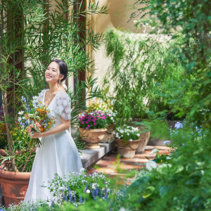 色とりどりのお花を楽しめる中庭|リストランテASO (ひらまつウエディング)の写真(45251607)