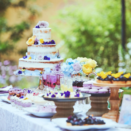 20種類以上のデザートが並ぶデザートビュッフェはASOの代名詞。パティシエたちが取り分ける彩豊かなデザートは華やかなパーティタイムを演出します。