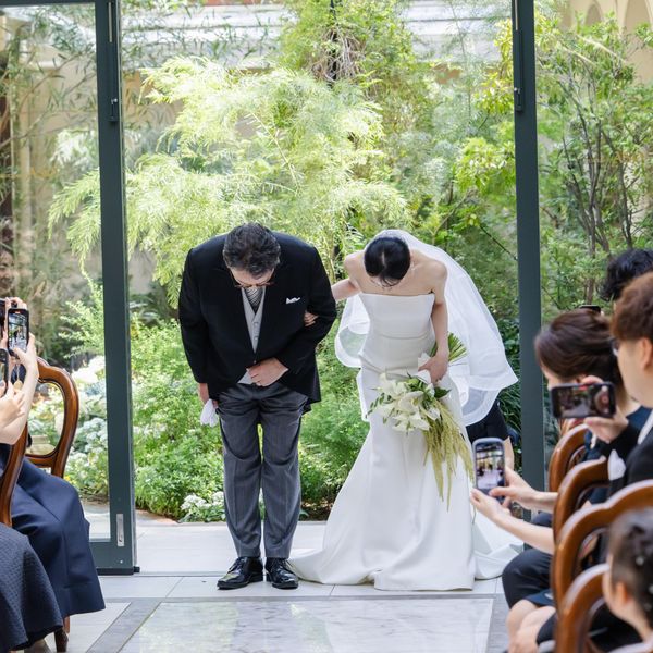 入場のシーンも背景が自然たっぷりだと写真もより一層綺麗になります|リストランテASO (ひらまつウエディング)の写真(61628294)
