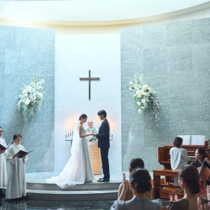 チェロ【弦=結ぶ】オーボエ【笛=新しい出発】を表し、聖歌隊4名の歌声とともに美しく響きわたります|セルリアンタワー東急ホテルの写真(54980576)