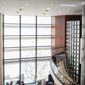 【螺旋階段】光・緑の影が美しいロールスクリーンは「障子」を表現。日本文化をモダンにデザインした空間|セルリアンタワー東急ホテルの写真(54981771)