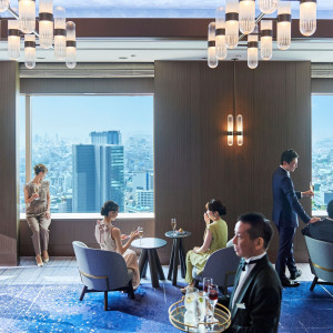 エレベーターホールを進むと、地上145mの景色がゲストをお出迎え|セルリアンタワー東急ホテルの写真(54981830)