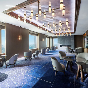 専用ラウンジでゲストがソファに座りながら、景色・会話を愉しむ、そんな贅沢なホテル時間をご提案|セルリアンタワー東急ホテルの写真(54981606)