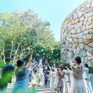 緑豊かな庭園で祝福のフラワーシャワー*都心とは思えない静かな空間でゲストと素敵なひと時を|セルリアンタワー東急ホテルの写真(54982387)