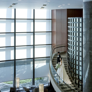 【螺旋階段】光・緑の影が美しいロールスクリーンは「障子」を表現。日本文化をモダンにデザインした空間|セルリアンタワー東急ホテルの写真(32647797)