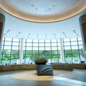 【ロビーラウンジ】四季折々の表情を見せてくれる庭園「閑坐庭」が目の前に広がる|セルリアンタワー東急ホテルの写真(54981033)