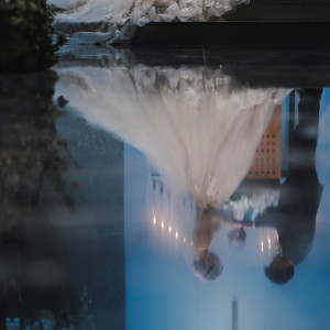 扉を開き足を踏み入れると、洗練された空間が広がる。深緑の大理石には美しい映り込みが|セルリアンタワー東急ホテルの写真(54980651)