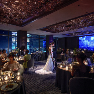 東京スカイツリーや東京タワーが見える絶景。街の灯りがふたりのウエディングを美しく演出|セルリアンタワー東急ホテルの写真(54982419)