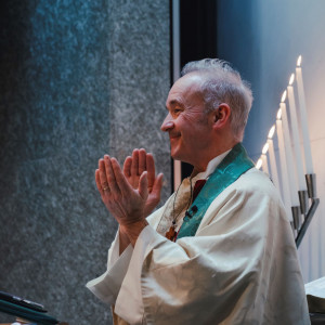 専任牧師がふたりに向けてやさしく言葉をかける。その専任牧師のあたたかみ溢れる人柄が感動をよぶ|セルリアンタワー東急ホテルの写真(54980586)