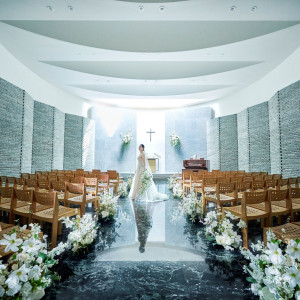 セルリアンの名を冠するにふさわしい最上級の誓いの空間。緑豊かな庭園に佇む石造りの本物の教会「セルリアンタワーチャーチ」|セルリアンタワー東急ホテルの写真(54980575)