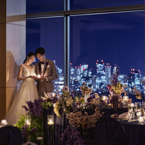 東京スカイツリーや東京タワーが見える絶景。街の灯りがふたりのウエディングを美しく演出|セルリアンタワー東急ホテルの写真(32826640)