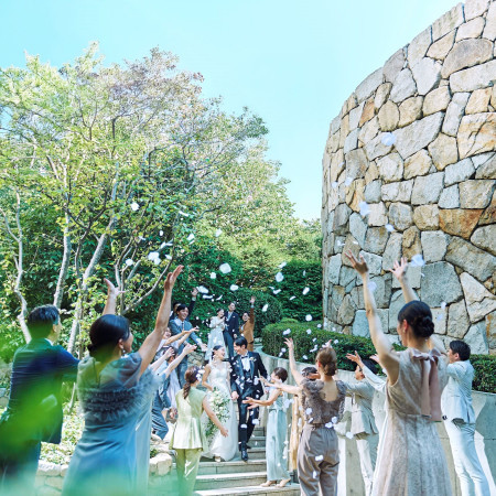 渋谷とは思えない、美しい青空・緑溢れる空間で、挙式の緊張をほぐしながら過ごす、フラワーシャワー