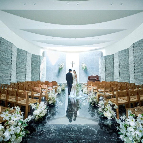 石造りの独立型教会「セルリアンタワーチャーチ」