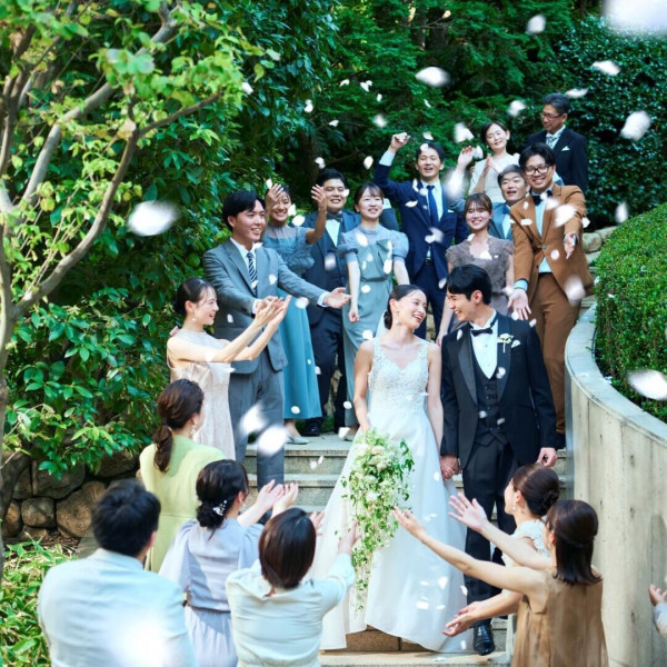 挙式後は緑に囲まれながらフラワーシャワー