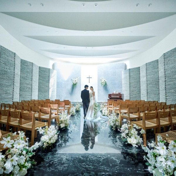 石造りの独立型教会「セルリアンタワーチャーチ」