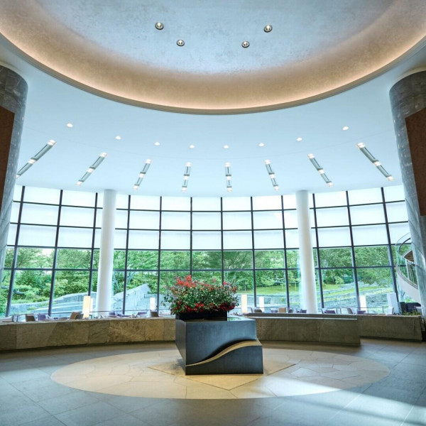 「ホテルロビー」中央には季節に合ったお花が飾られる、美しい空間