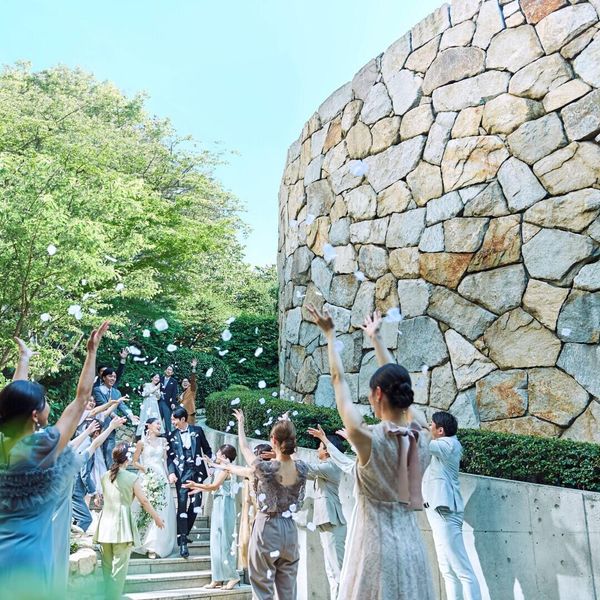 挙式後は緑に囲まれながらフラワーシャワー