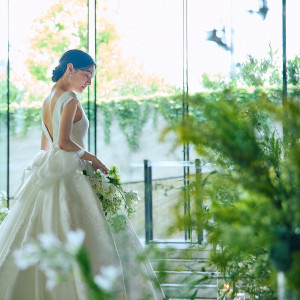 緑と光に包まれて、花嫁の気品がそっと際立つ。庭園の息づかいと調和する、凛とした美しさ。|東郷記念館／THE GARDENの写真(55756657)