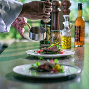 シェフ考案“お料理でゲストに想いが伝わる”心で味わうおもてなし。新郎新婦のルーツをたどり、出身地や思い出にまつわる特別なオリジナルメニューを一組ずつご提案。|東郷記念館／THE GARDENの写真(55754895)