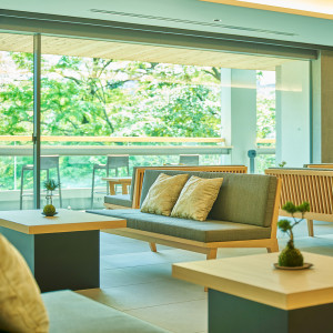 テラス席も用意！季節の移ろいを心地の良い風と共に感じながら挙式の始まりまでお過ごしいただけます。|東郷記念館／THE GARDENの写真(26266872)