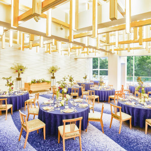 天を仰ぐような開放感と木漏れ日のシャンデリアで現代建築と自然が融合した新しい空間。|東郷記念館/THE GARDENの写真(55731961)