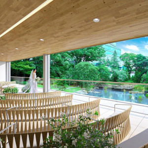 \NEW挙式会場誕生!/庭園を望み陽光差し込む背景がおふたりを寄り華やかに祝福する|東郷記念館/THE GARDENの写真(55730902)