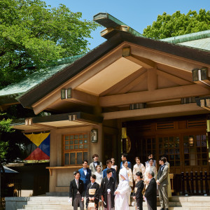 神社では珍しいご本殿前での全員集合写真は思い出を振り返る大切な1枚に。|東郷神社／原宿 東郷記念館の写真(41859890)