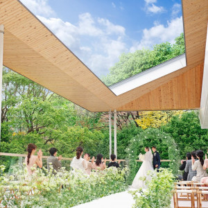 東郷記念館“最上階”のルーフトップ挙式。渋谷・表参道と一万坪の日本庭園を見渡し、季節の彩りとともに祝福する開放感溢れるセレモニーに。|東郷記念館／THE GARDENの写真(55752880)