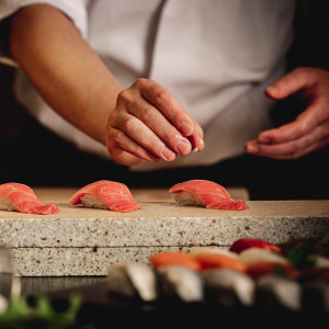 日本人ならではの上質で気品あるおもてなしが叶う【板前が握るお寿司バー】お料理を通しておふたりからゲストへの想いが伝わる時間をご用意。|東郷記念館／THE GARDENの写真(55754802)