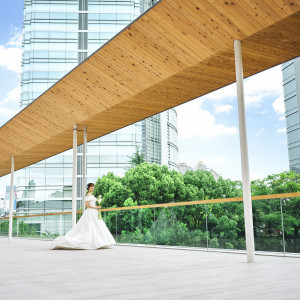 最上階に広がるテラスは想像以上の大きな空間。そこから望む庭園もとっても素敵！ゲストとの写真撮影も楽しめる♪|東郷神社／原宿 東郷記念館の写真(26141911)