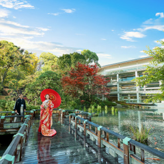1万坪の日本庭園や神池での解放感ある一枚も