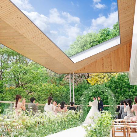 東郷の杜に囲まれた大きなテラスでのオリジナル人前式。大空のもと開放感のある挙式をご用意。