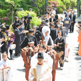挙式の際、神職・巫女・雅楽に導かれ、神社へと向かう「参進の儀」友人達もお迎え*これはご結婚式当日に撮影した実際のご様子です