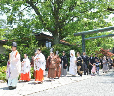 挙式の際、神職・巫女・雅楽に導かれ、神社へと向かう「参進の儀」*これはご結婚式当日に撮影した実際のご様子です