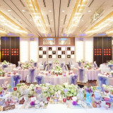 会場はワンフロア貸切。テーブルクロス、お花はもちろん、ナフキンやチェアカバーまで自由にコーディネートができる!会場はシンプルだからこそ、ふたり色に染まるのも魅力の一つ。