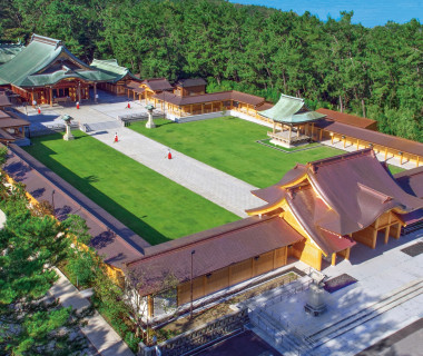 御創祀150年記念に竣工した神門回廊