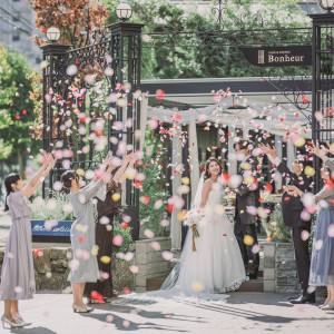 緑に囲まれてフラワーシャワーの祝福を。屋根もあるので安心|ベルセゾンの写真(38838488)