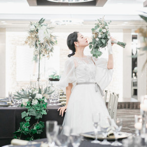 会場コーディネートにあわせてドレス＆ブーケをトータルスタイリング。当日は完璧な花嫁姿に|ベルセゾンの写真(19280105)
