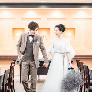 館内のコスチュームサロンには常時約200着をラインナップ！グラデーションの美しいカラードレスなどまずは試着へ